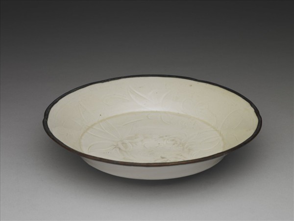 定窯 白瓷劃花蓮花紋葵口盤
