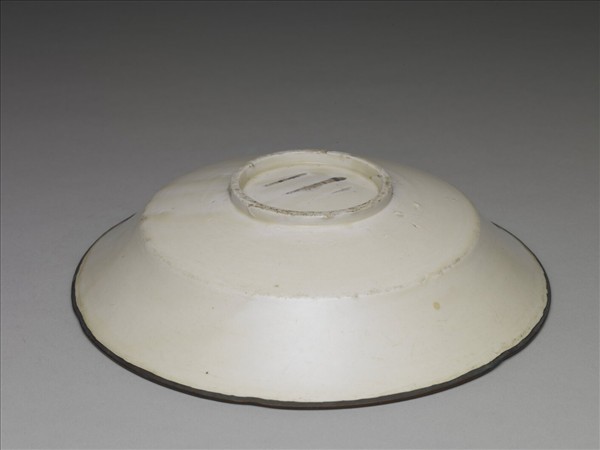 定窯 白瓷劃花蓮花紋葵口盤