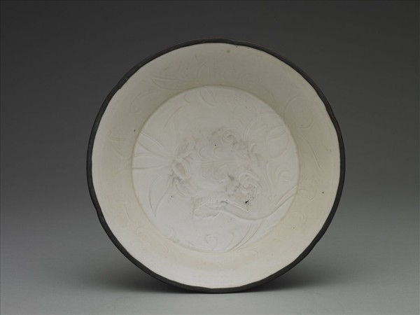 定窯 白瓷劃花蓮花紋葵口盤