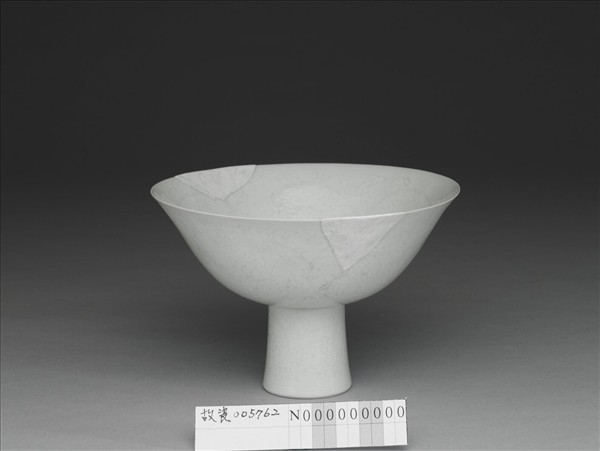 甜白釉番蓮紋高足碗