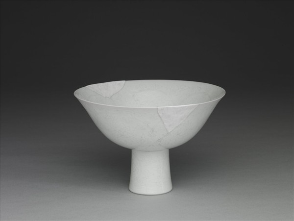 甜白釉番蓮紋高足碗