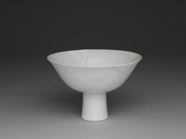 甜白釉番蓮紋高足碗