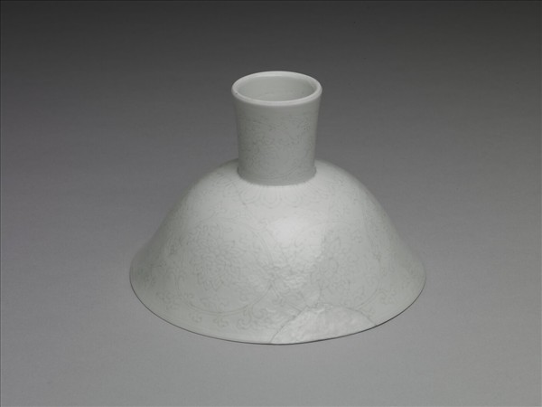 甜白釉番蓮紋高足碗