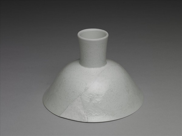 甜白釉番蓮紋高足碗