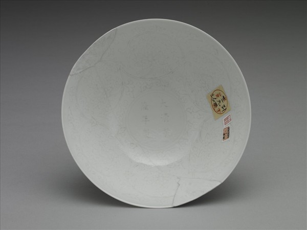 甜白釉番蓮紋高足碗