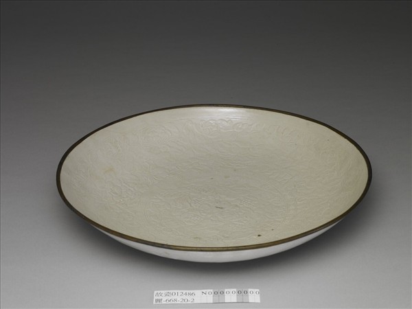 定窯 白瓷印花牡丹蓮花紋盤