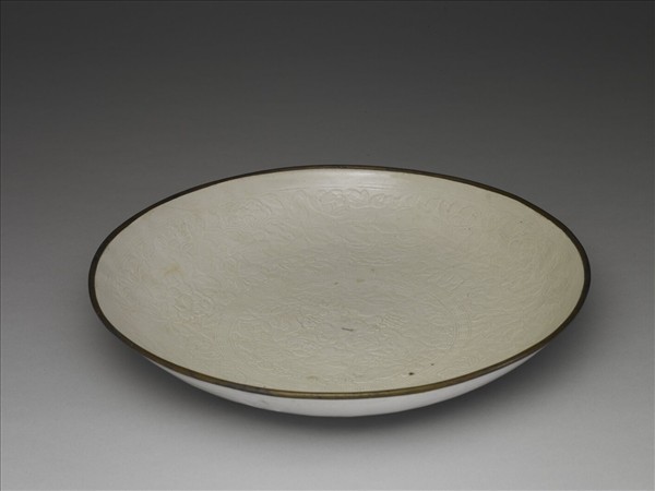 定窯 白瓷印花牡丹蓮花紋盤