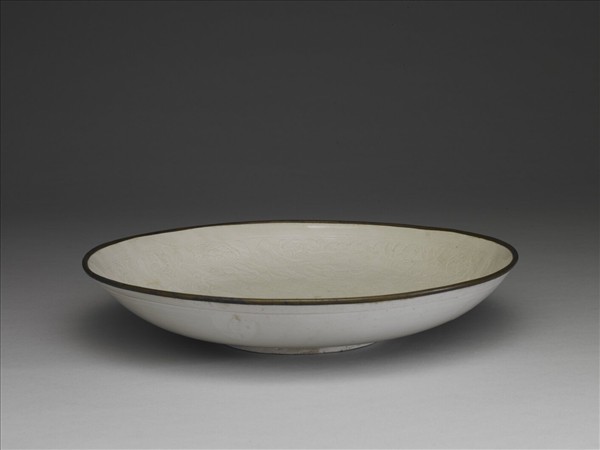 定窯 白瓷印花牡丹蓮花紋盤