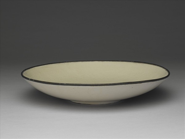 定窯 白瓷印花牡丹雙魚紋盤