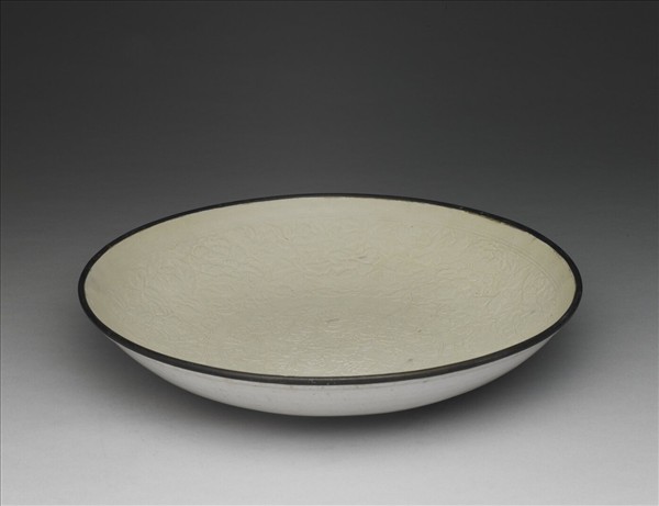 定窯 白瓷印花牡丹蓮花紋盤