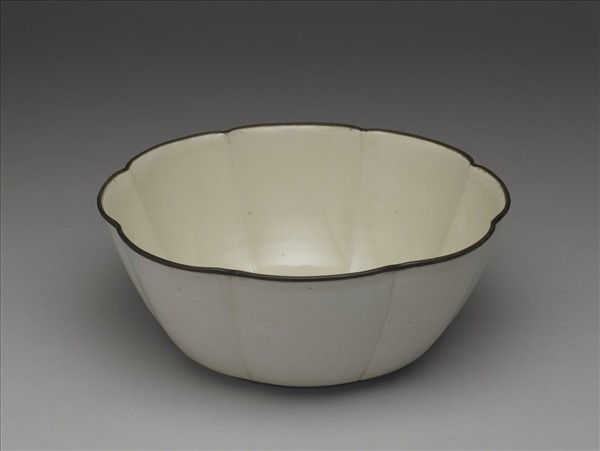 定窯 白瓷劃花蓮荷紋花式洗