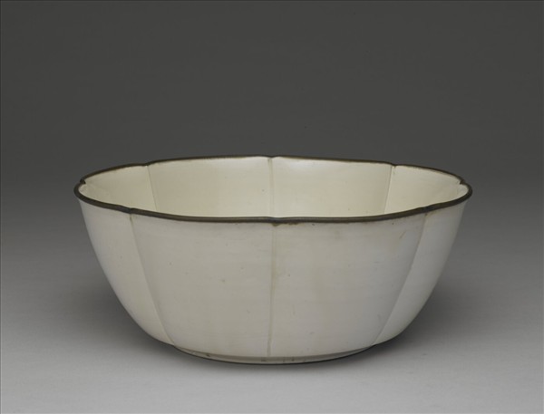 定窯 白瓷劃花蓮荷紋花式洗