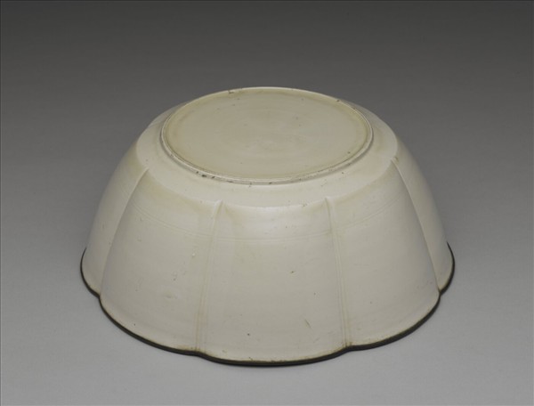 定窯 白瓷劃花蓮荷紋花式洗