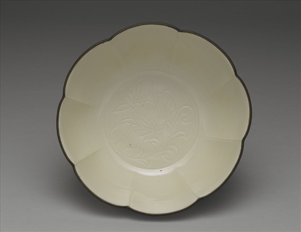 定窯 白瓷劃花蓮荷紋花式洗