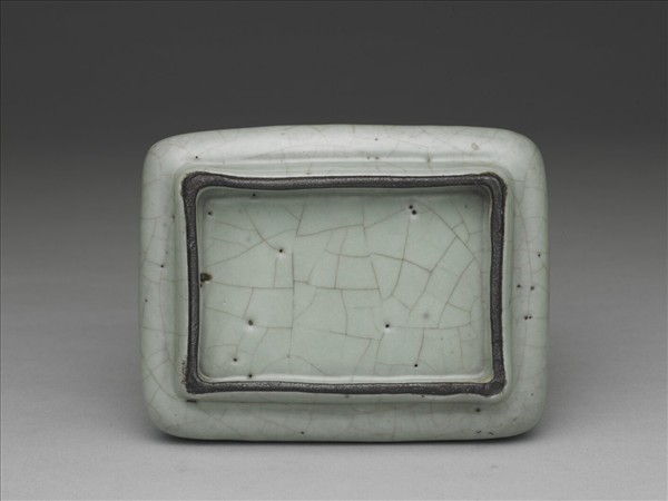 青瓷三登方壺