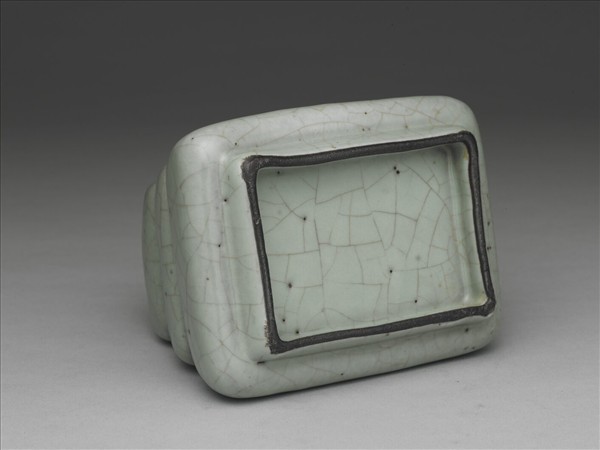 青瓷三登方壺