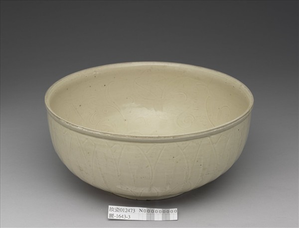 定窯 白瓷劃花蓮花紋碗