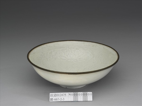 湘湖窯 青白瓷印花牡丹紋碗