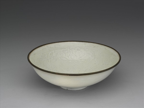 湘湖窯 青白瓷印花牡丹紋碗