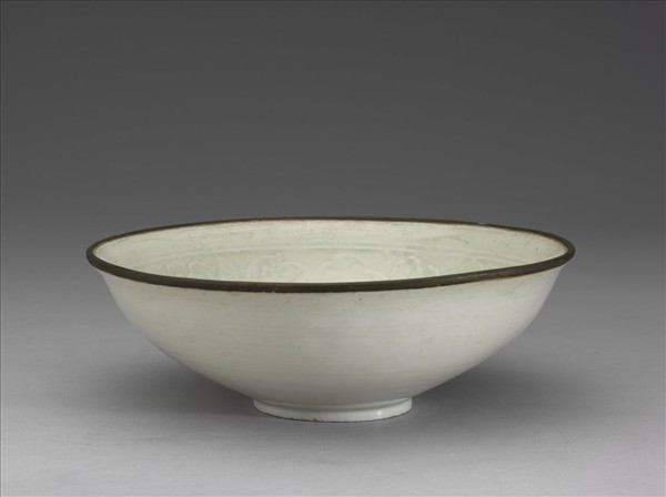 湘湖窯 青白瓷印花牡丹紋碗