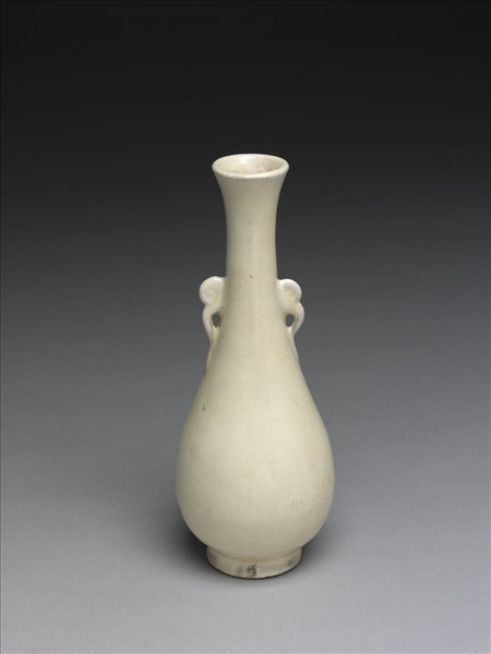 白瓷雲耳瓶