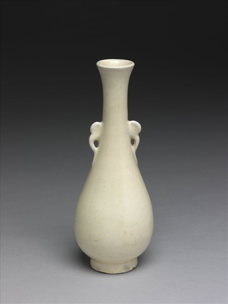 白瓷雲耳瓶