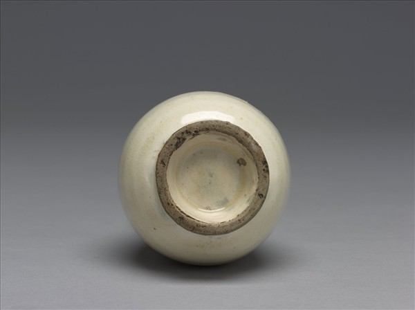 白瓷雲耳瓶