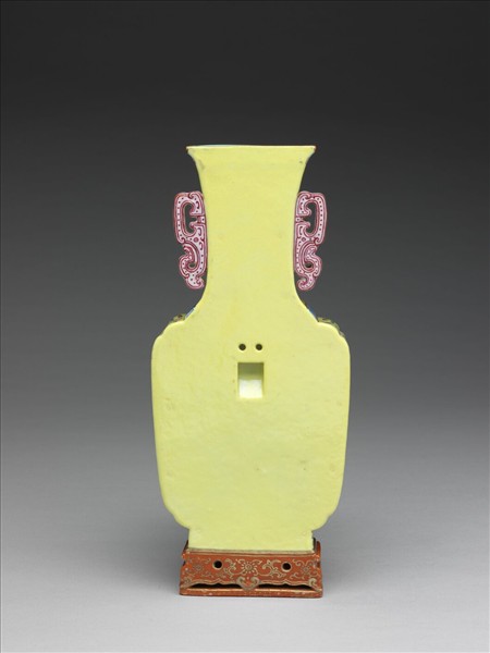 粉彩黃地番蓮紋雙耳轎瓶