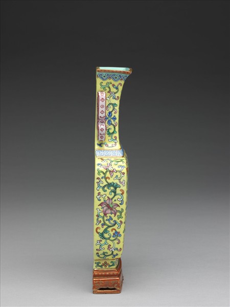 粉彩黃地番蓮紋雙耳轎瓶