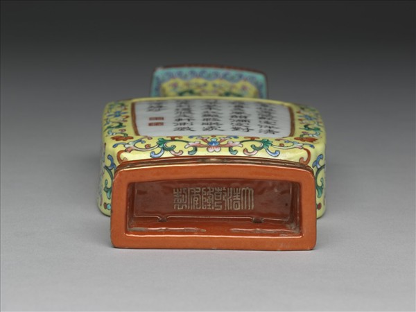 粉彩黃地番蓮紋雙耳轎瓶