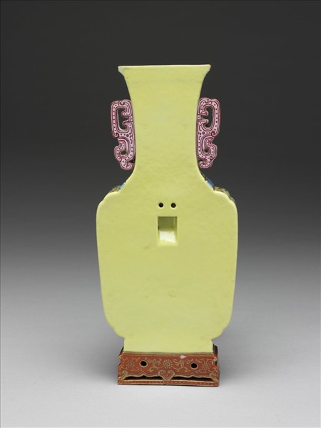 粉彩黃地番蓮紋雙耳轎瓶