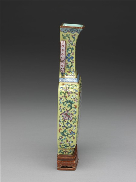 粉彩黃地番蓮紋雙耳轎瓶