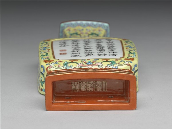 粉彩黃地番蓮紋雙耳轎瓶