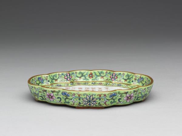 洋彩綠地御製詩文海棠式茶盤