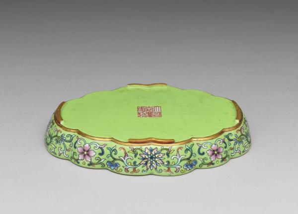 洋彩綠地御製詩文海棠式茶盤