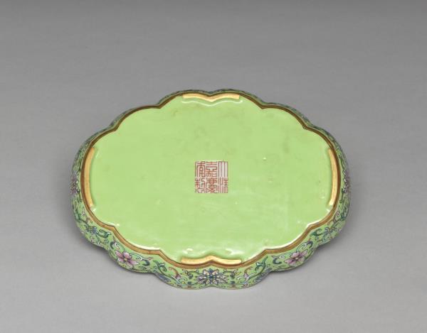 洋彩綠地御製詩文海棠式茶盤