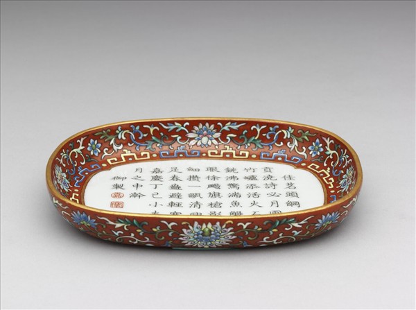 粉彩紅地御製詩文海棠式茶盤