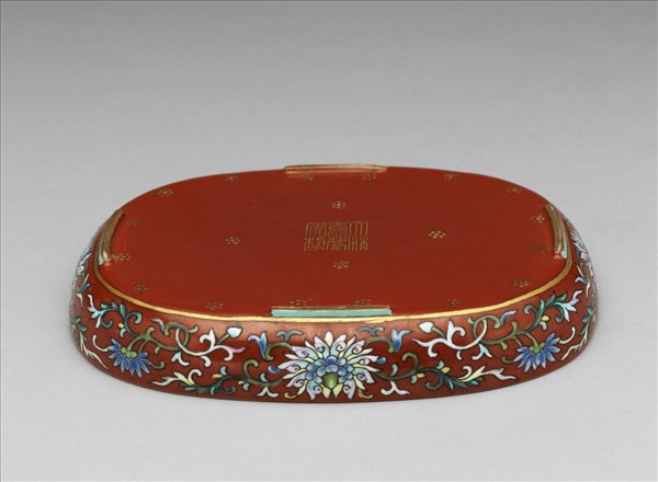 粉彩紅地御製詩文海棠式茶盤