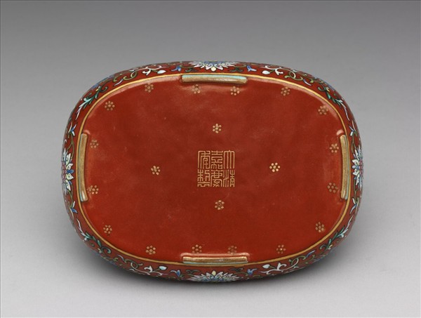 粉彩紅地御製詩文海棠式茶盤