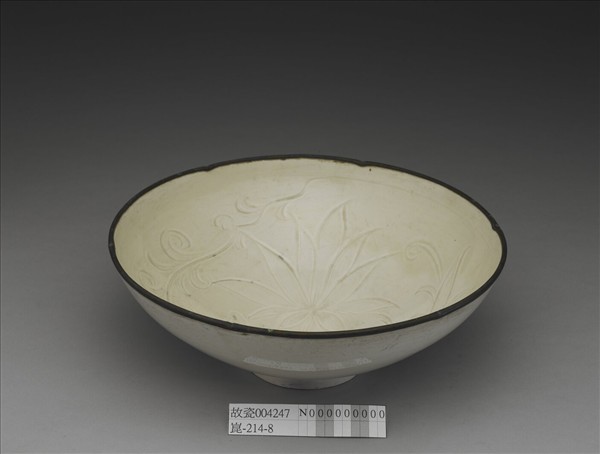 定窯 劃花蓮花紋葵瓣口碗