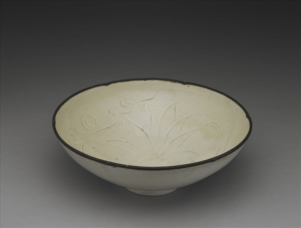 定窯 劃花蓮花紋葵瓣口碗