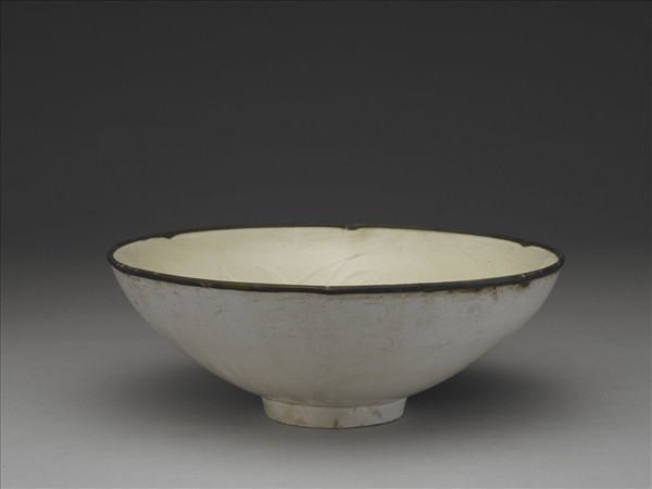 定窯 劃花蓮花紋葵瓣口碗