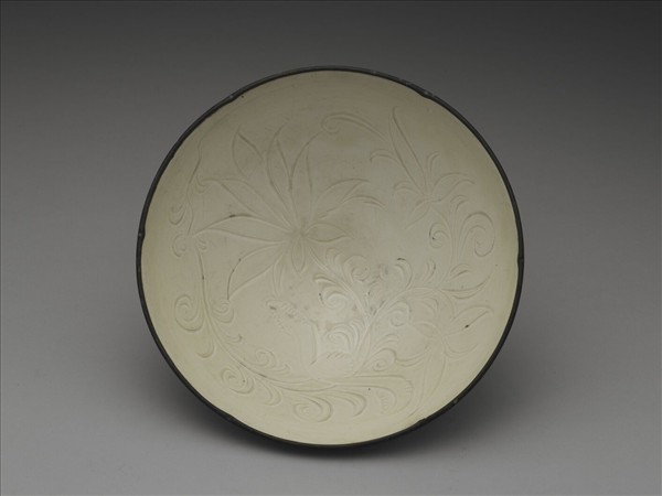 定窯 劃花蓮花紋葵瓣口碗