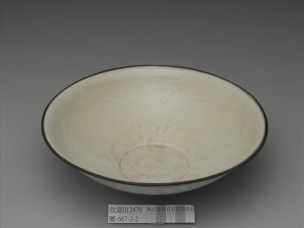 定窯 白瓷劃花蓮花雙鳧紋碗