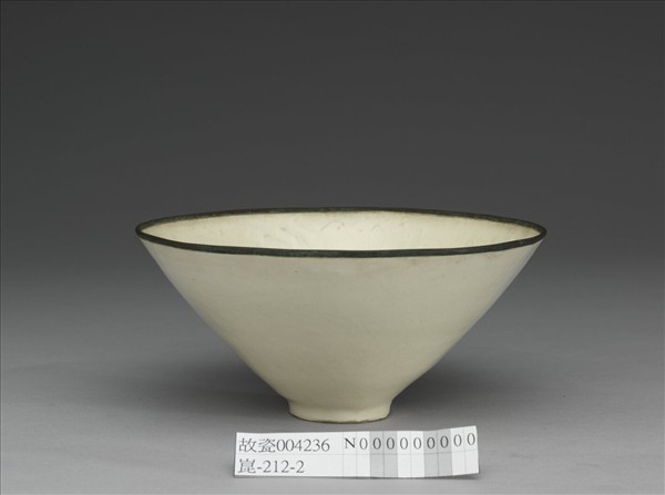 定窯 白瓷印花蓮塘魚紋碗