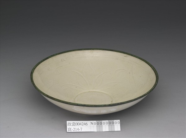 定窯 劃花蓮花紋碗