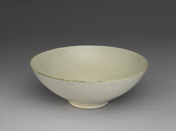 湘湖窯 白瓷印花菊花紋碗