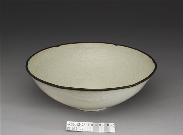 湘湖窯 青白瓷印花牡丹紋葵瓣口碗