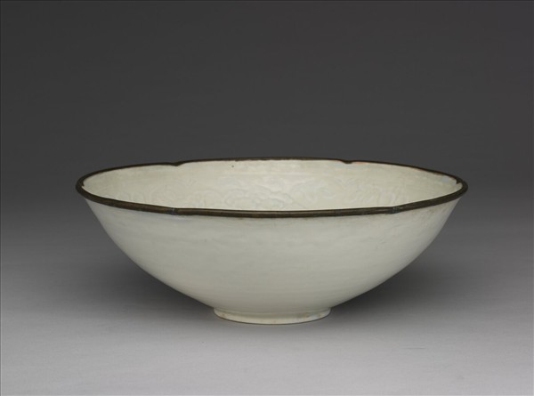 湘湖窯 青白瓷印花牡丹紋葵瓣口碗