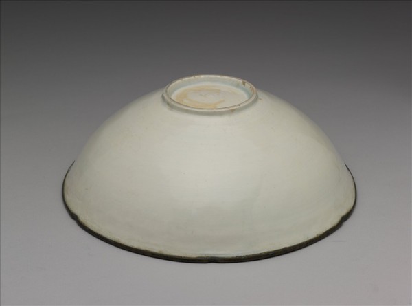 湘湖窯 青白瓷印花牡丹紋葵瓣口碗